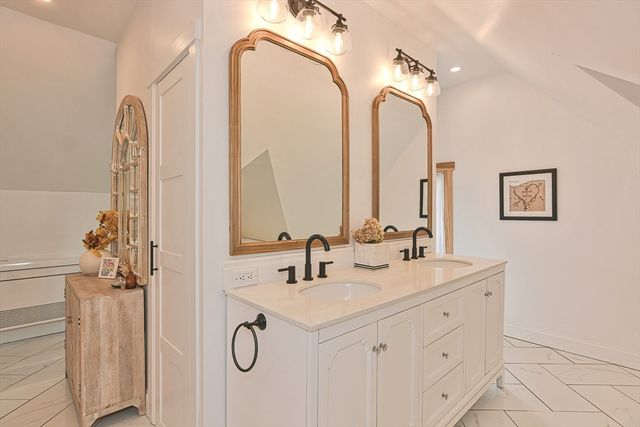 24 Main St, Upton, MA 01568