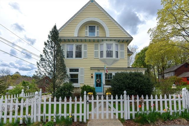 24 Main St, Upton, MA 01568