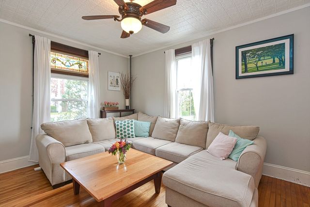 24 Main St, Upton, MA 01568