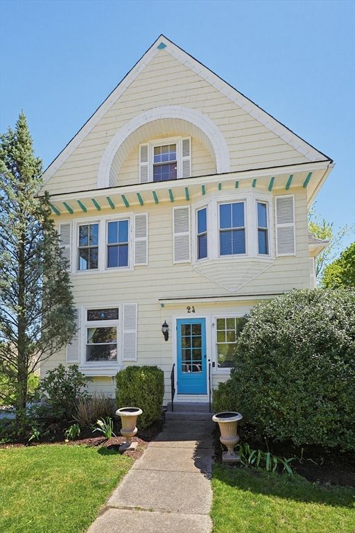 24 Main St, Upton, MA 01568