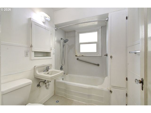 2814 WASHINGTON St, Vancouver, WA 98660