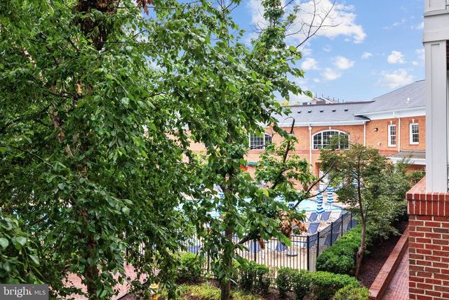 4950 BRENMAN PARK DR #201, Alexandria, VA 22304