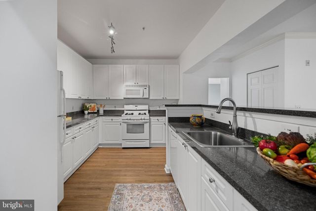 4950 BRENMAN PARK DR #201, Alexandria, VA 22304