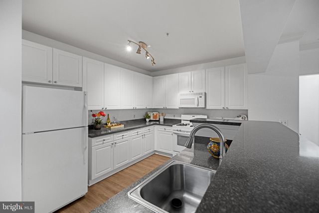 4950 BRENMAN PARK DR #201, Alexandria, VA 22304