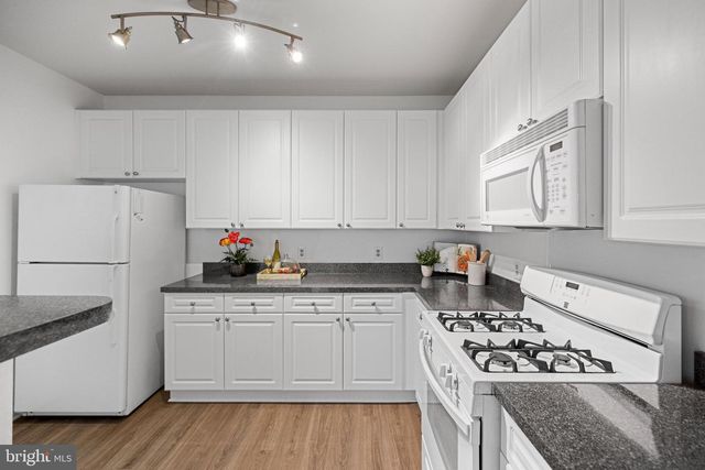 4950 BRENMAN PARK DR #201, Alexandria, VA 22304