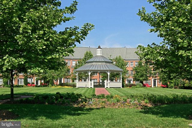 4950 BRENMAN PARK DR #201, Alexandria, VA 22304