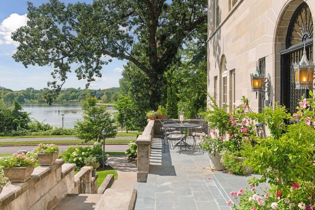 2308 W Lake Of The Isles Parkway, Minneapolis, MN 55405