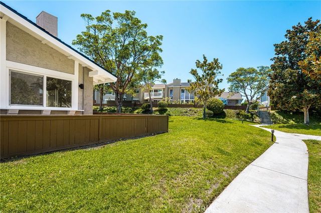 18571 Vallarta Drive, Huntington Beach, CA 92646