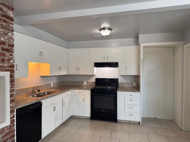 3322 E Lamona Avenue, Fresno, CA 93703