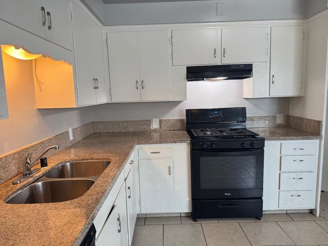 3322 E Lamona Avenue, Fresno, CA 93703