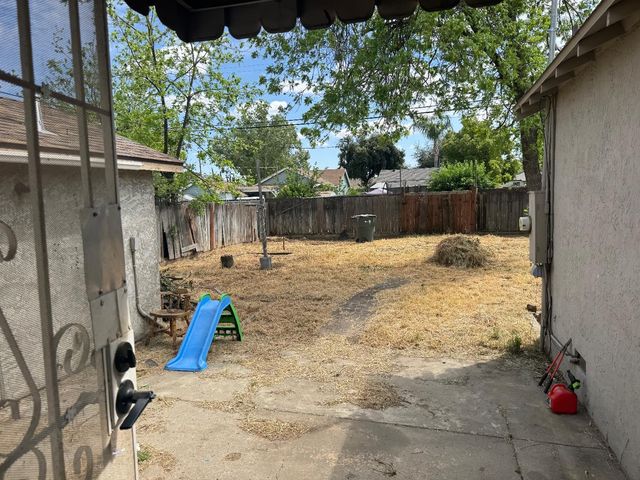 3322 E Lamona Avenue, Fresno, CA 93703