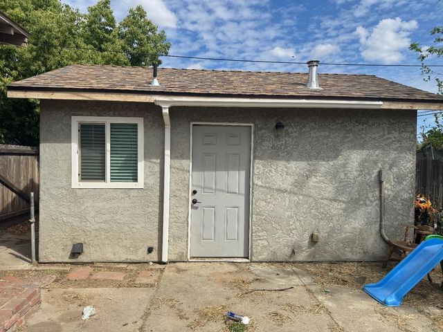 3322 E Lamona Avenue, Fresno, CA 93703