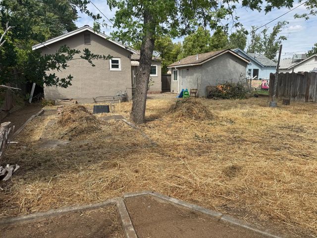 3322 E Lamona Avenue, Fresno, CA 93703