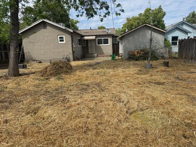 3322 E Lamona Avenue, Fresno, CA 93703