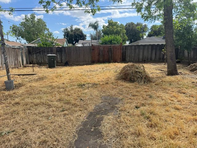 3322 E Lamona Avenue, Fresno, CA 93703