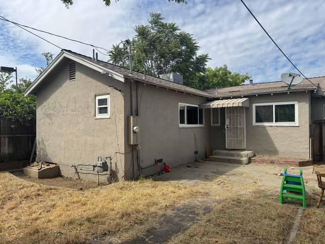 3322 E Lamona Avenue, Fresno, CA 93703
