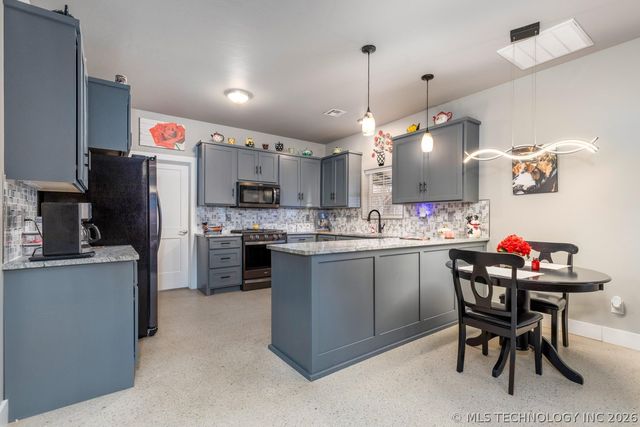 24936 S 611 Road, Grove, OK 74344