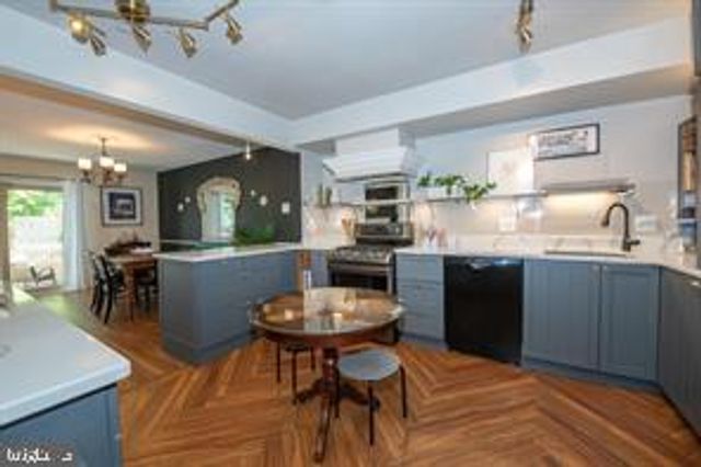 4 VICTORIAN CT, Chesterbrook, PA 19087