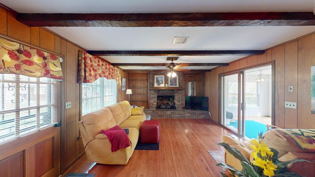 1100 Brentwood St, Paris, TN 38242