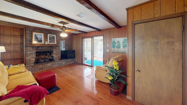 1100 Brentwood St, Paris, TN 38242