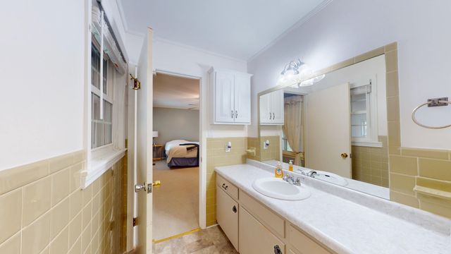 1100 Brentwood St, Paris, TN 38242