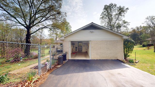 1100 Brentwood St, Paris, TN 38242