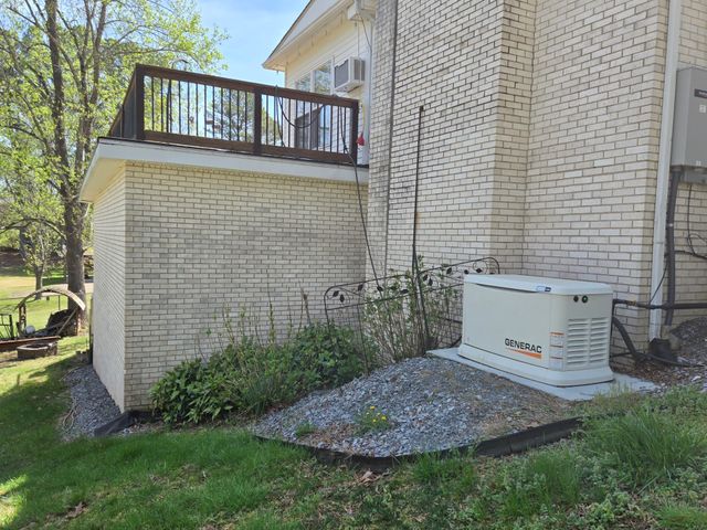 1100 Brentwood St, Paris, TN 38242