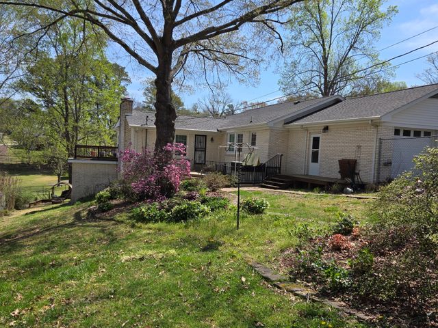 1100 Brentwood St, Paris, TN 38242