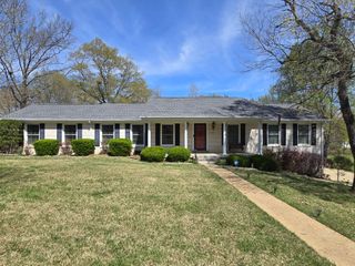 1100 Brentwood St, Paris, TN 38242