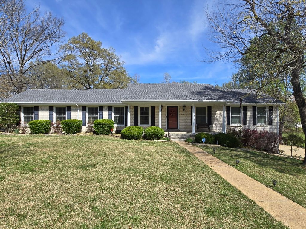 1100 Brentwood St, Paris, TN 38242