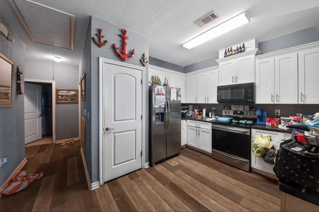 7017 Delesandri Drive, Hitchcock, TX 77563