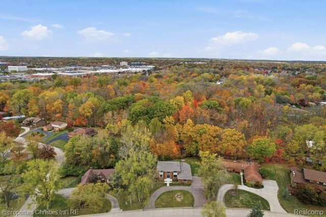 23460 Coventry Woods Lane, Southfield, MI 48034