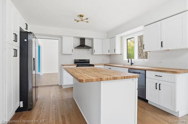 23460 Coventry Woods Lane, Southfield, MI 48034