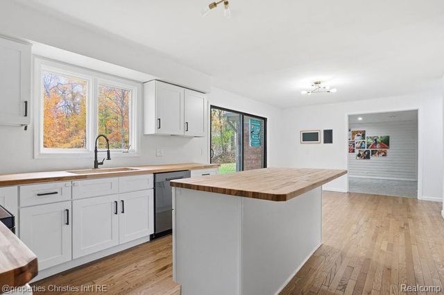 23460 Coventry Woods Lane, Southfield, MI 48034