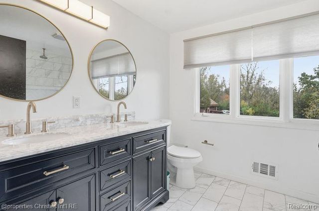 23460 Coventry Woods Lane, Southfield, MI 48034