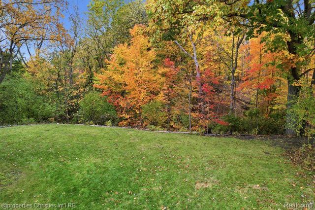 23460 Coventry Woods Lane, Southfield, MI 48034