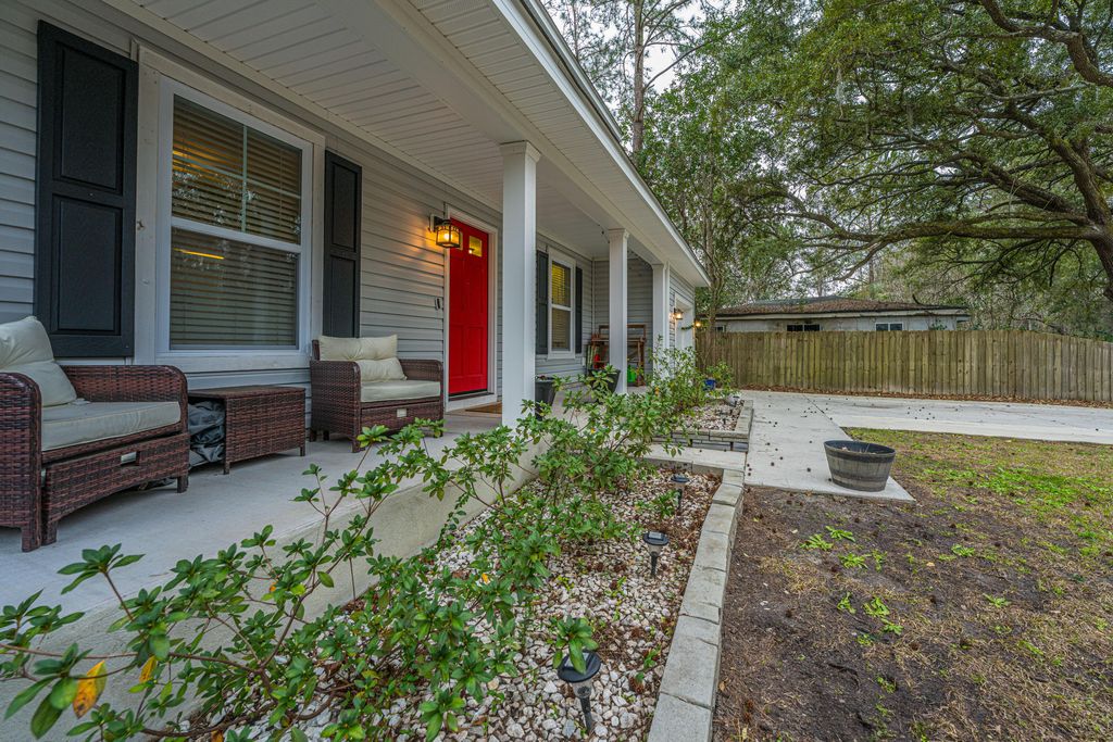 Image 5 of property listing at 2131 Bradham Road, Charleston, SC 29412