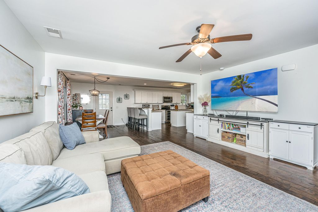 Image 9 of property listing at 2131 Bradham Road, Charleston, SC 29412