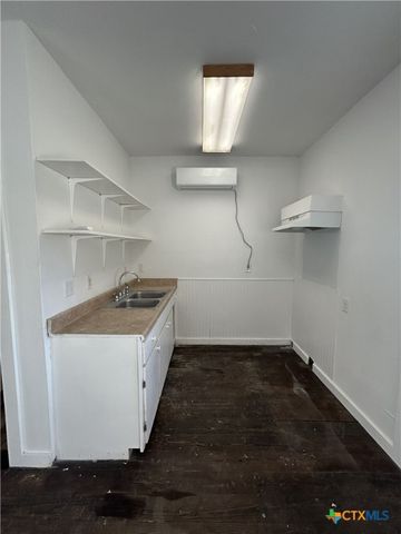 1017 W Nueces Street, Victoria, TX 77901