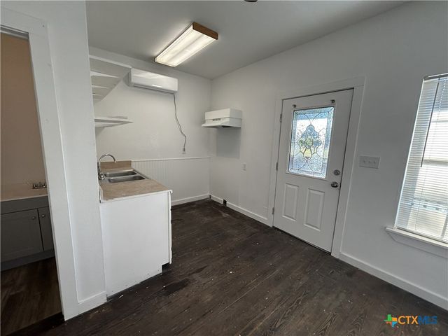 1017 W Nueces Street, Victoria, TX 77901