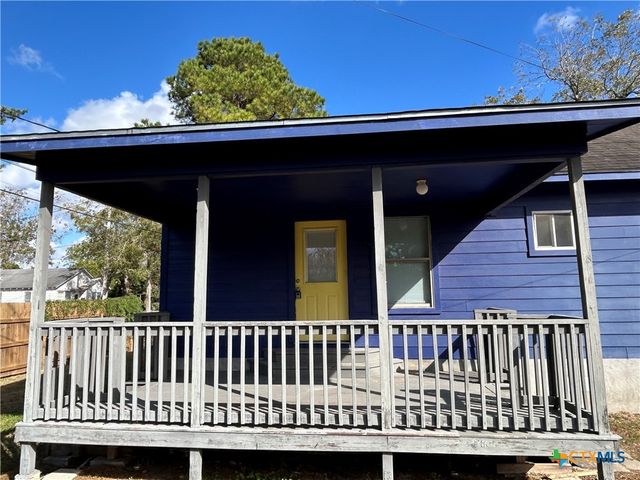 1017 W Nueces Street, Victoria, TX 77901