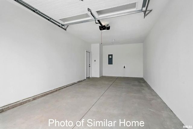 553 N 4TH Avenue, Eldridge, IA 52748