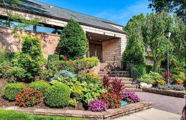 138 The Knoll, Syosset, NY 11791