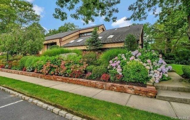 138 The Knoll, Syosset, NY 11791