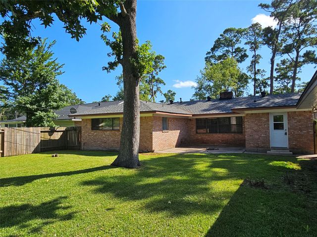 3040 Longwood Lane, Dickinson, TX 77539