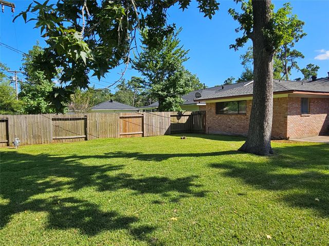 3040 Longwood Lane, Dickinson, TX 77539