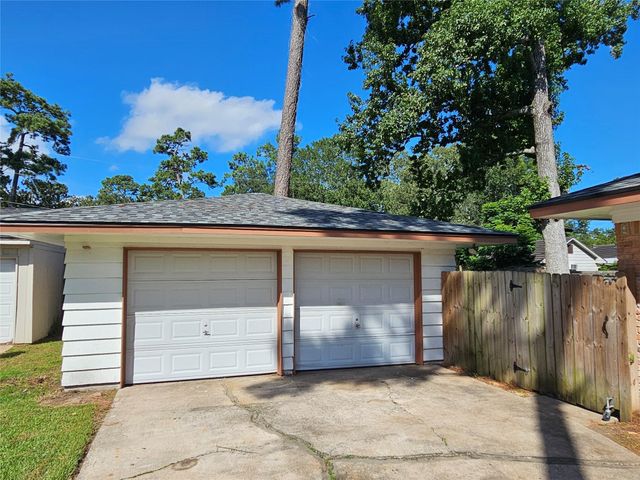 3040 Longwood Lane, Dickinson, TX 77539