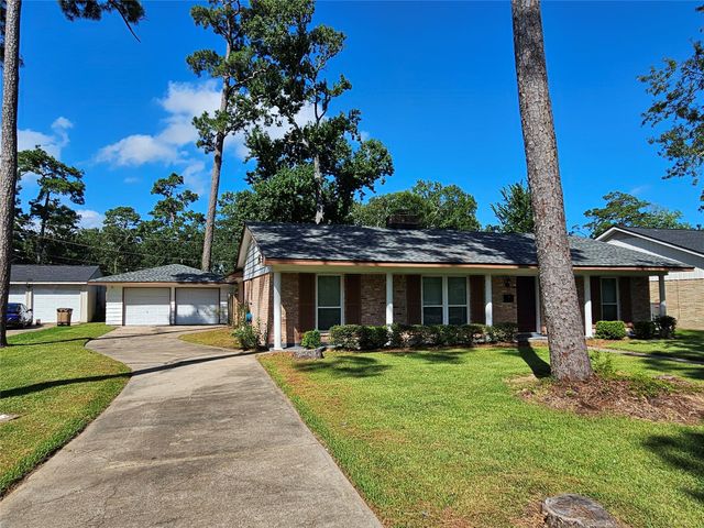 3040 Longwood Lane, Dickinson, TX 77539