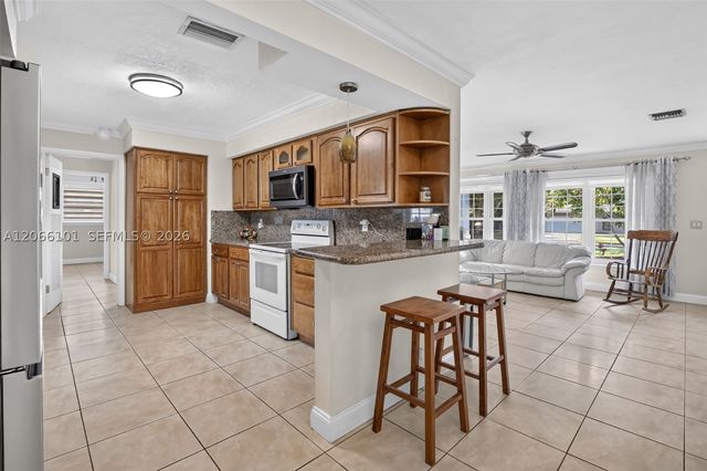 801 Ixora Ln, Plantation, FL 33317