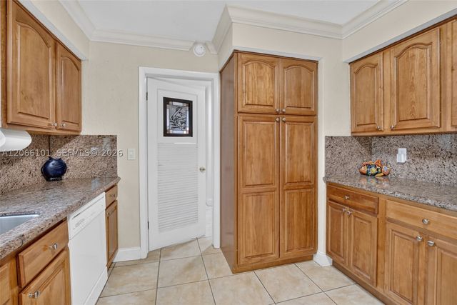 801 Ixora Ln, Plantation, FL 33317